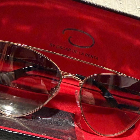 Oscar de la Renta Elegant Gold Sunglasses